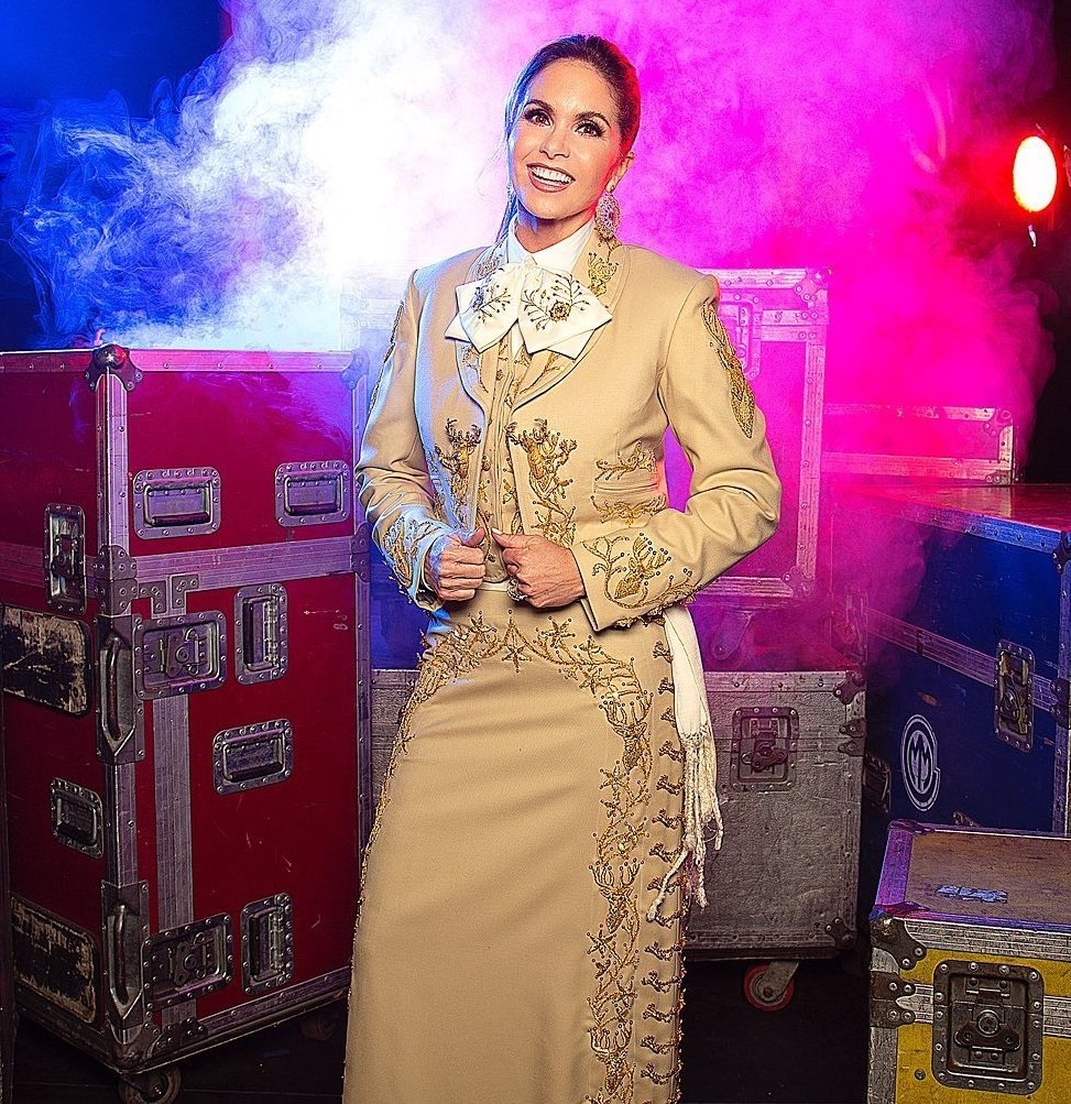 LUCERO CELEBRANDO A UNA LEYENDA 2021
